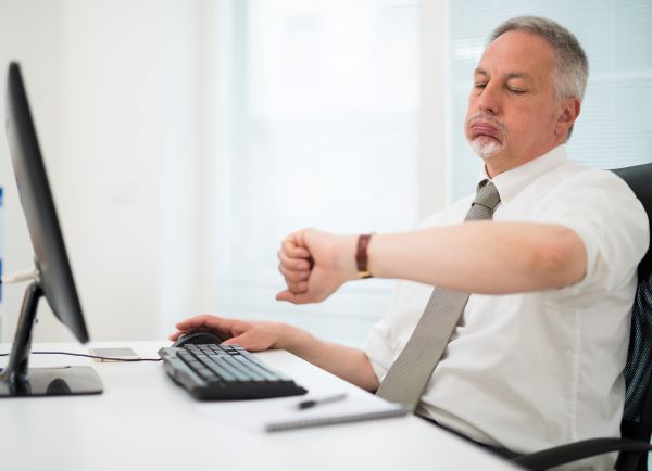 Man waiting on computer.